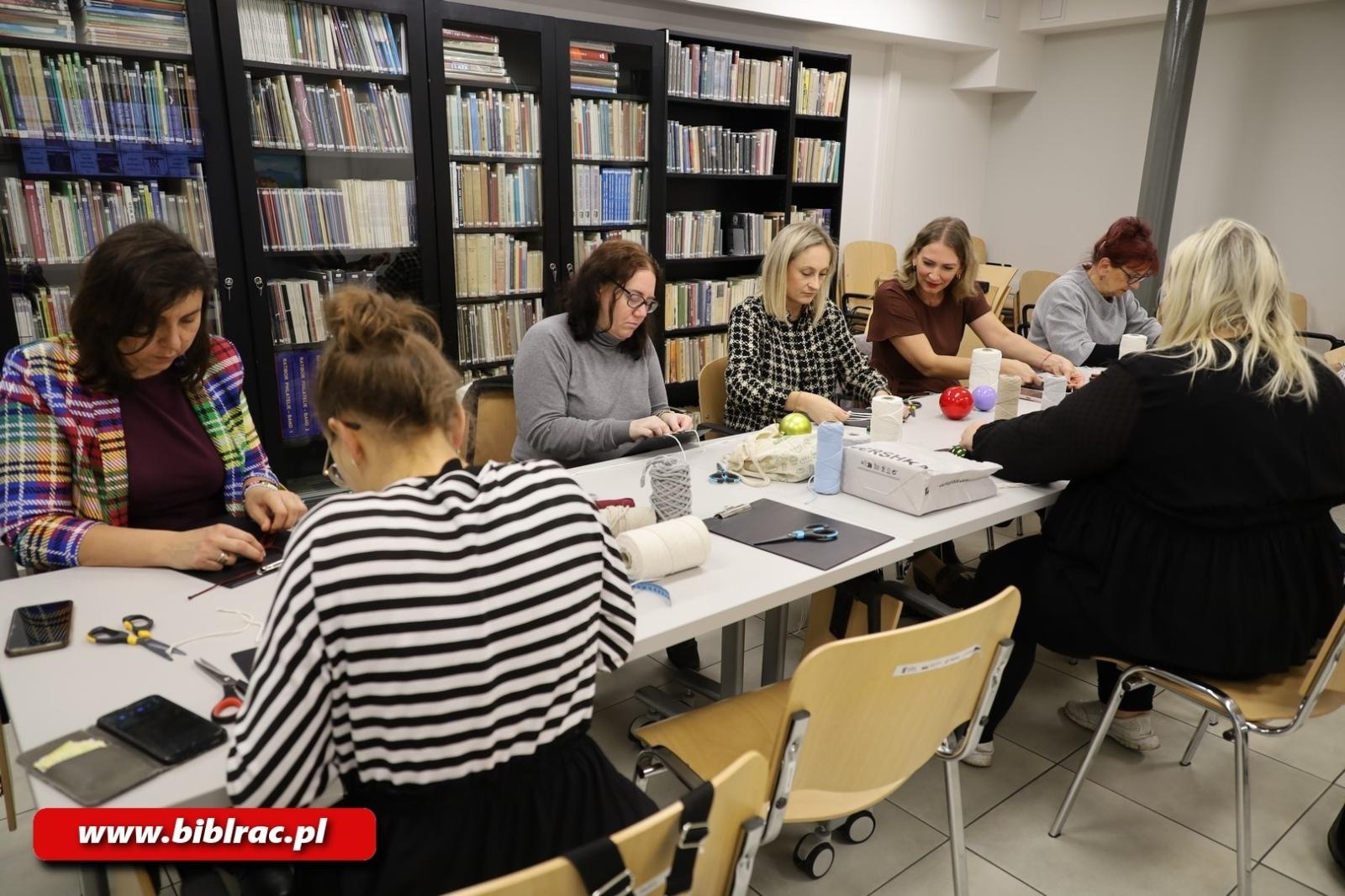Zdjęcie w galerii na portalu naszraciborz.pl: Eko-warsztaty makramy w bibliotece wiadomości z regionu