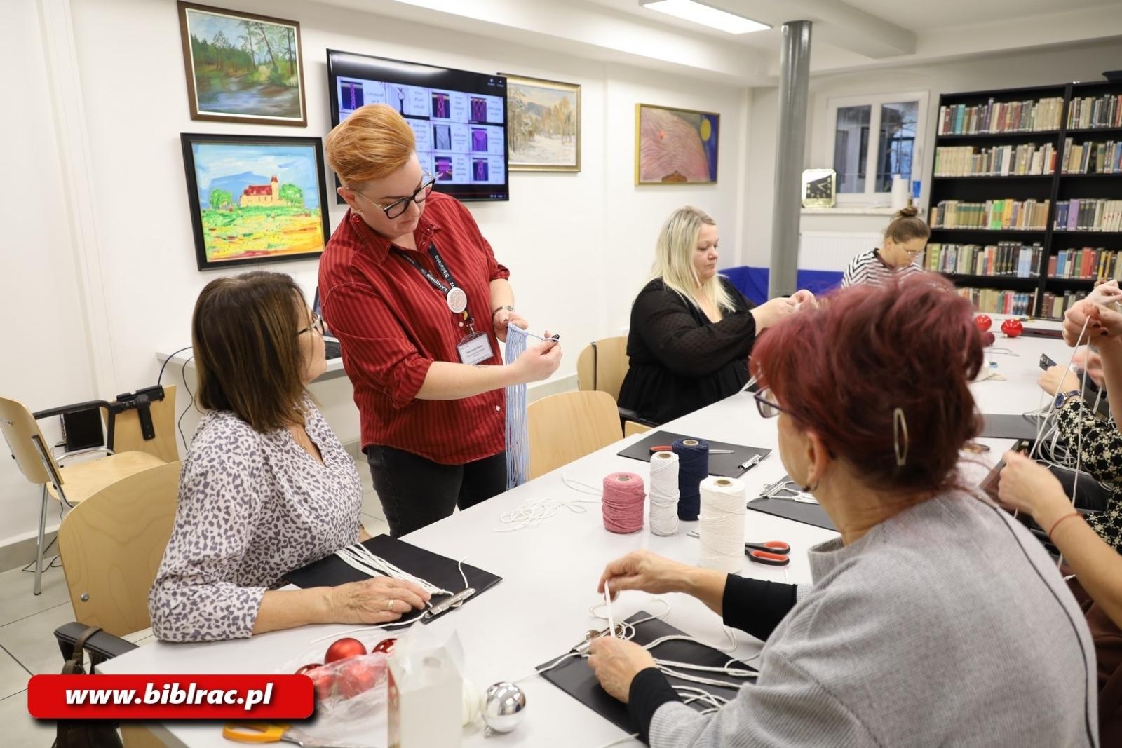 Zdjęcie w galerii na portalu naszraciborz.pl: Eko-warsztaty makramy w bibliotece wiadomości z regionu