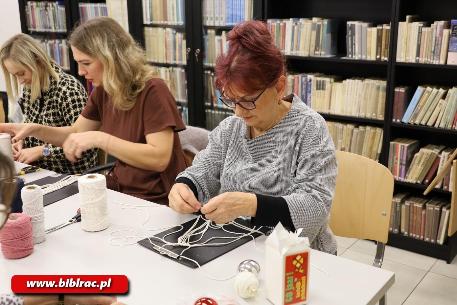 Zdjęcie w galerii na portalu naszraciborz.pl: Eko-warsztaty makramy w bibliotece wiadomości z regionu