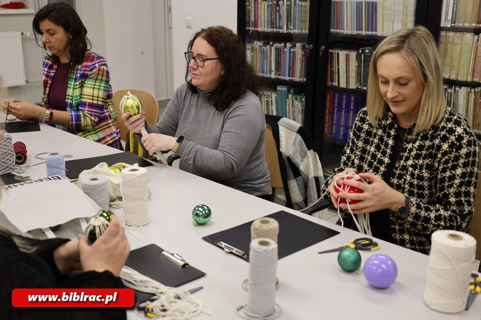 Zdjęcie w galerii na portalu naszraciborz.pl: Eko-warsztaty makramy w bibliotece wiadomości z regionu