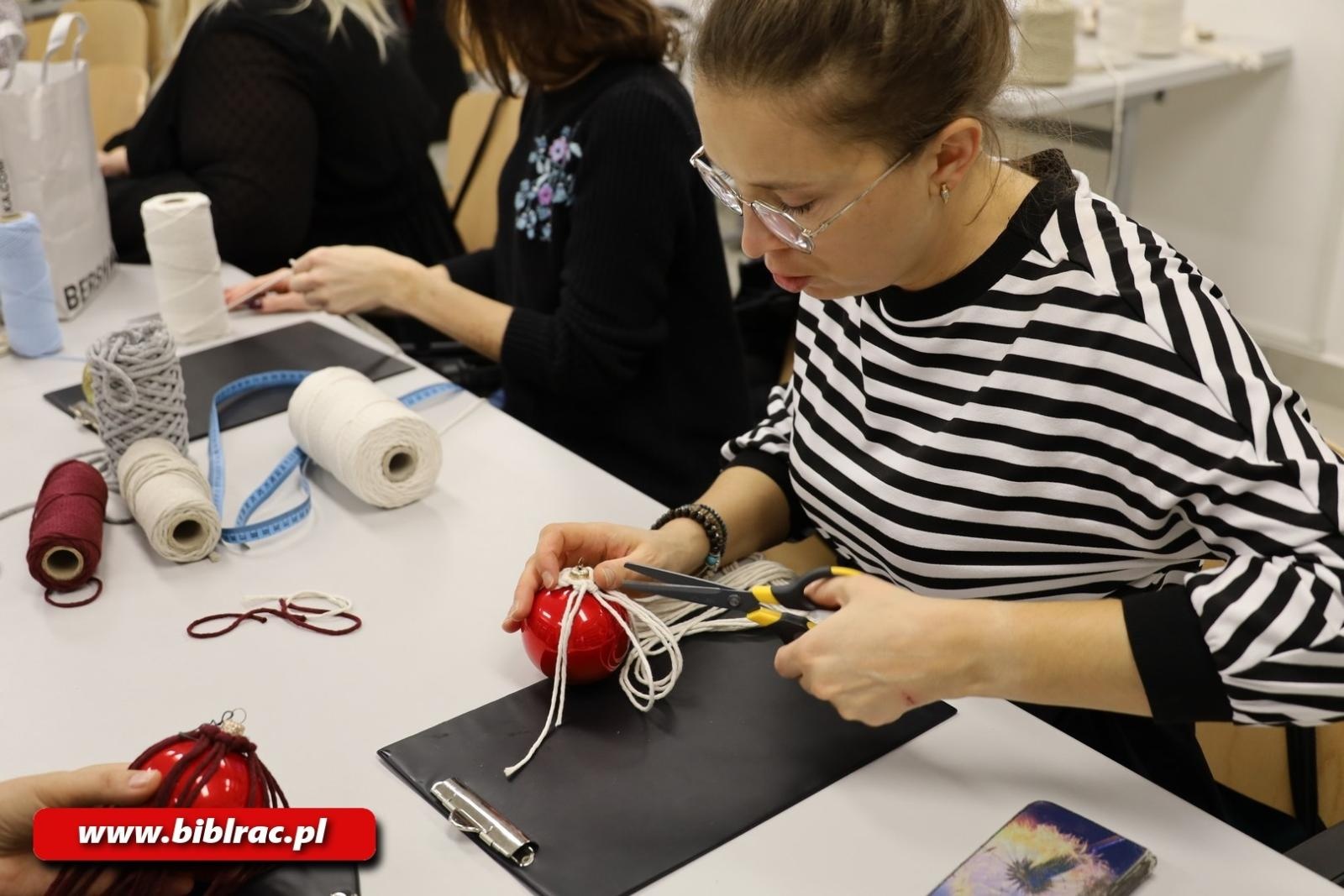 Zdjęcie w galerii na portalu naszraciborz.pl: Eko-warsztaty makramy w bibliotece wiadomości z regionu