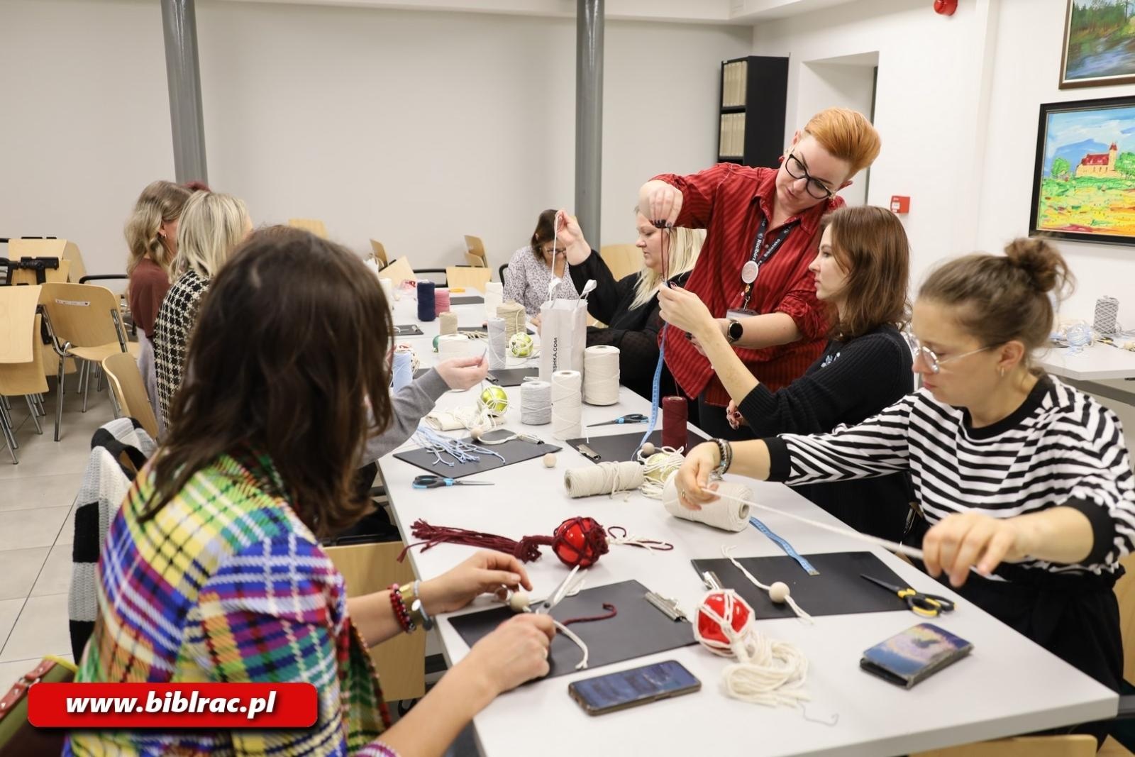 Zdjęcie w galerii na portalu naszraciborz.pl: Eko-warsztaty makramy w bibliotece wiadomości z regionu