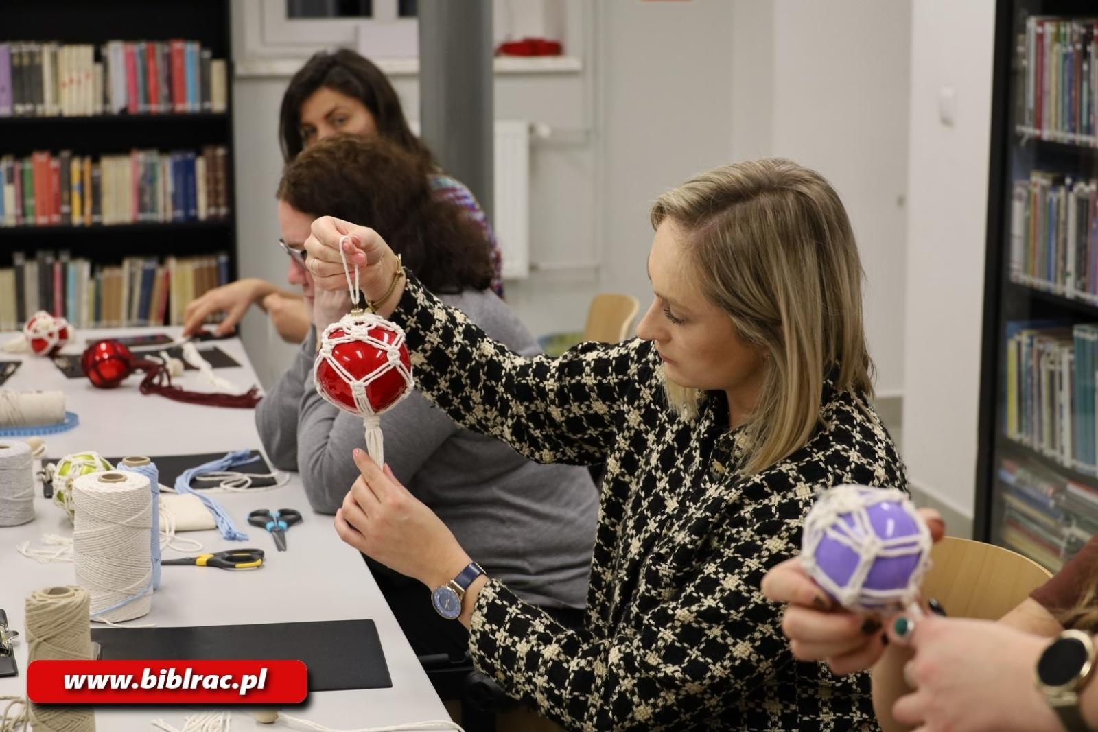 Zdjęcie w galerii na portalu naszraciborz.pl: Eko-warsztaty makramy w bibliotece wiadomości z regionu