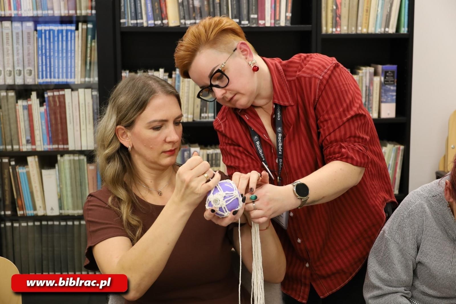 Zdjęcie w galerii na portalu naszraciborz.pl: Eko-warsztaty makramy w bibliotece wiadomości z regionu