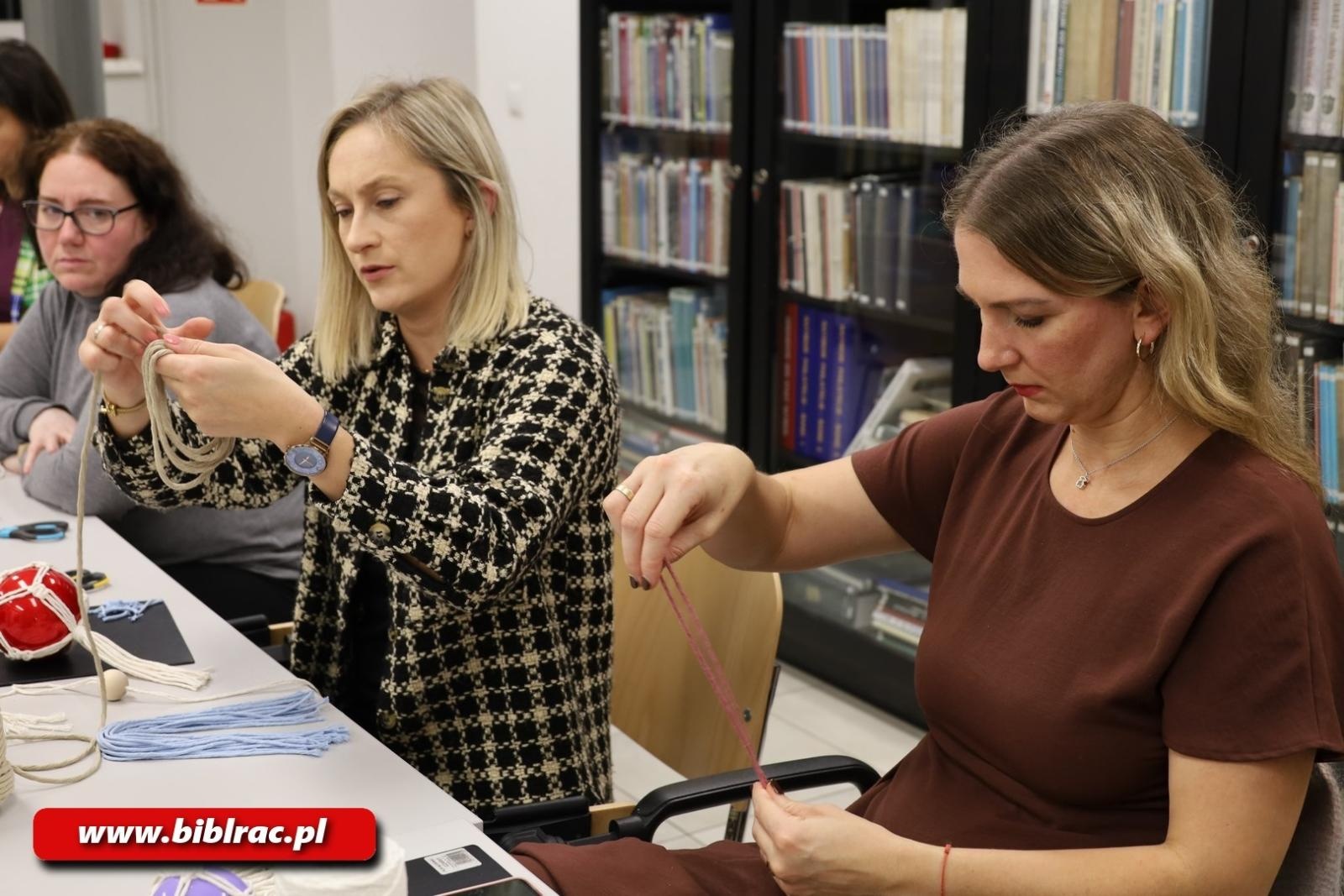 Zdjęcie w galerii na portalu naszraciborz.pl: Eko-warsztaty makramy w bibliotece wiadomości z regionu