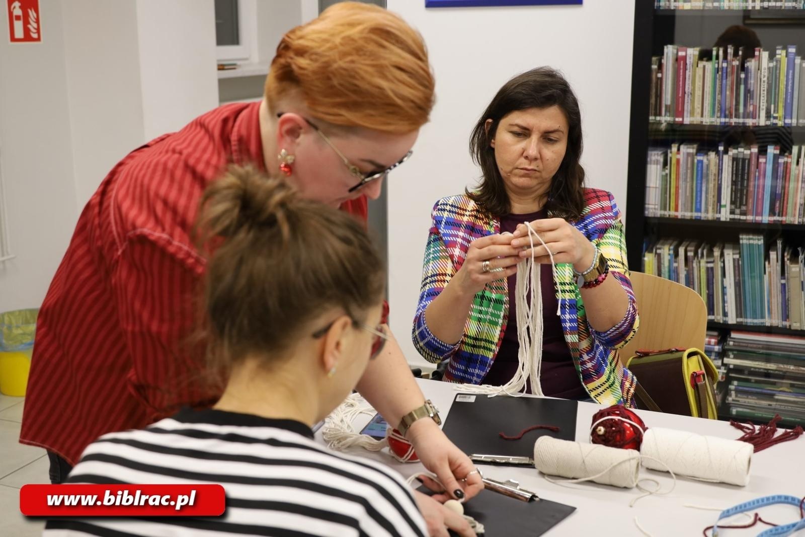 Zdjęcie w galerii na portalu naszraciborz.pl: Eko-warsztaty makramy w bibliotece wiadomości z regionu