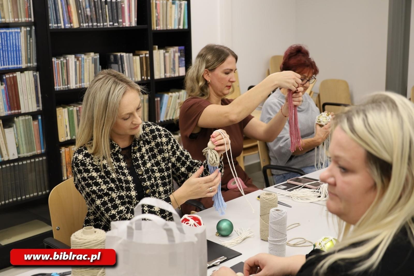 Zdjęcie w galerii na portalu naszraciborz.pl: Eko-warsztaty makramy w bibliotece wiadomości z regionu