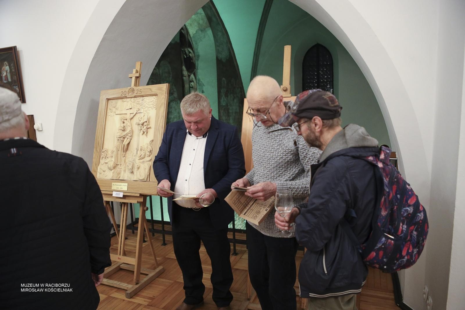 Zdjęcie w galerii na portalu naszraciborz.pl: Górale w rytmie drzeworytu. Jan Wałach i artyści z Istebnej w raciborskim Muzeum wiadomości z regionu