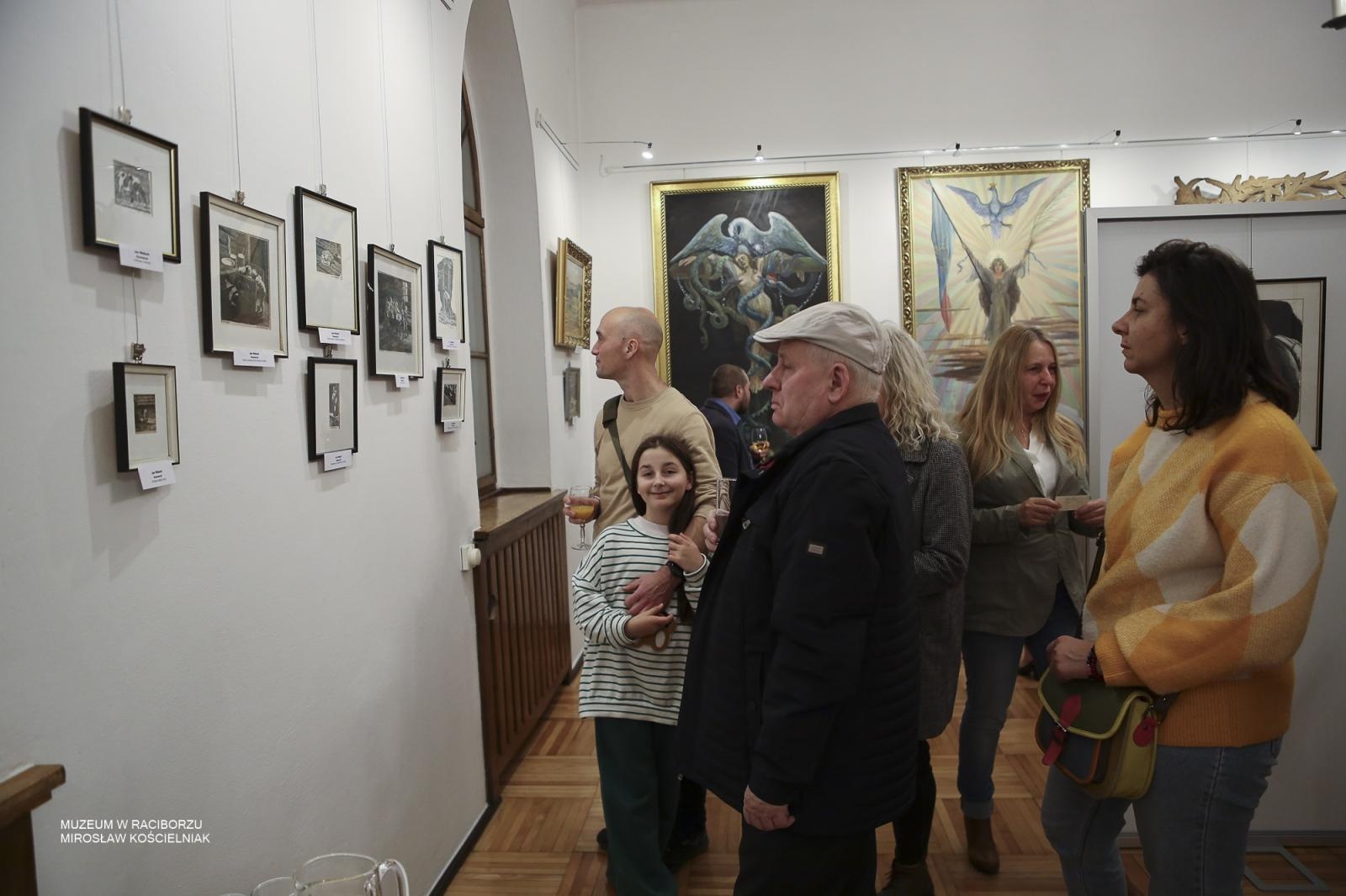 Zdjęcie w galerii na portalu naszraciborz.pl: Górale w rytmie drzeworytu. Jan Wałach i artyści z Istebnej w raciborskim Muzeum wiadomości z regionu