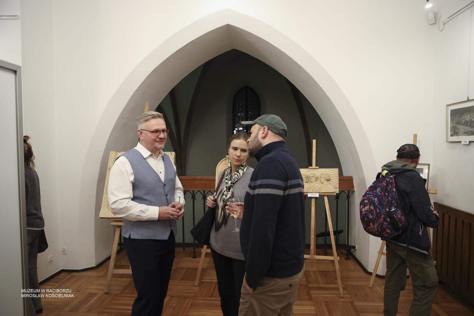 Zdjęcie w galerii na portalu naszraciborz.pl: Górale w rytmie drzeworytu. Jan Wałach i artyści z Istebnej w raciborskim Muzeum wiadomości z regionu