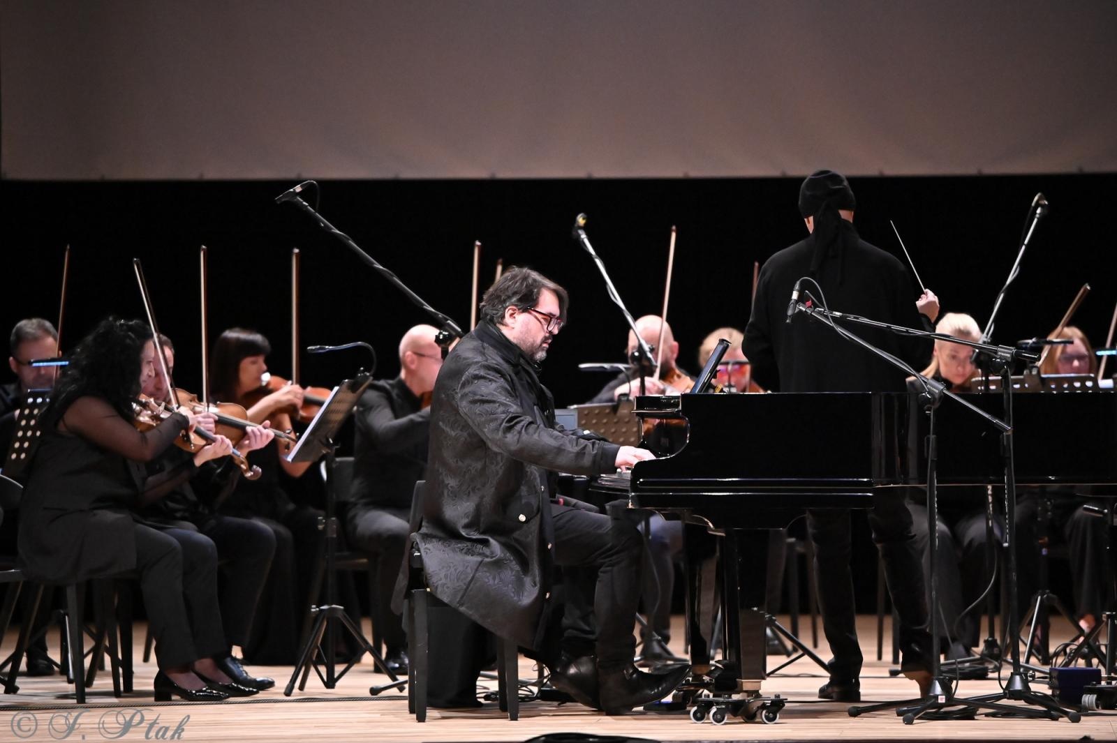 Zdjęcie w galerii na portalu naszraciborz.pl: AUKSO. Fantazja filmowa na deskach RCK w Raciborzu wiadomości z regionu