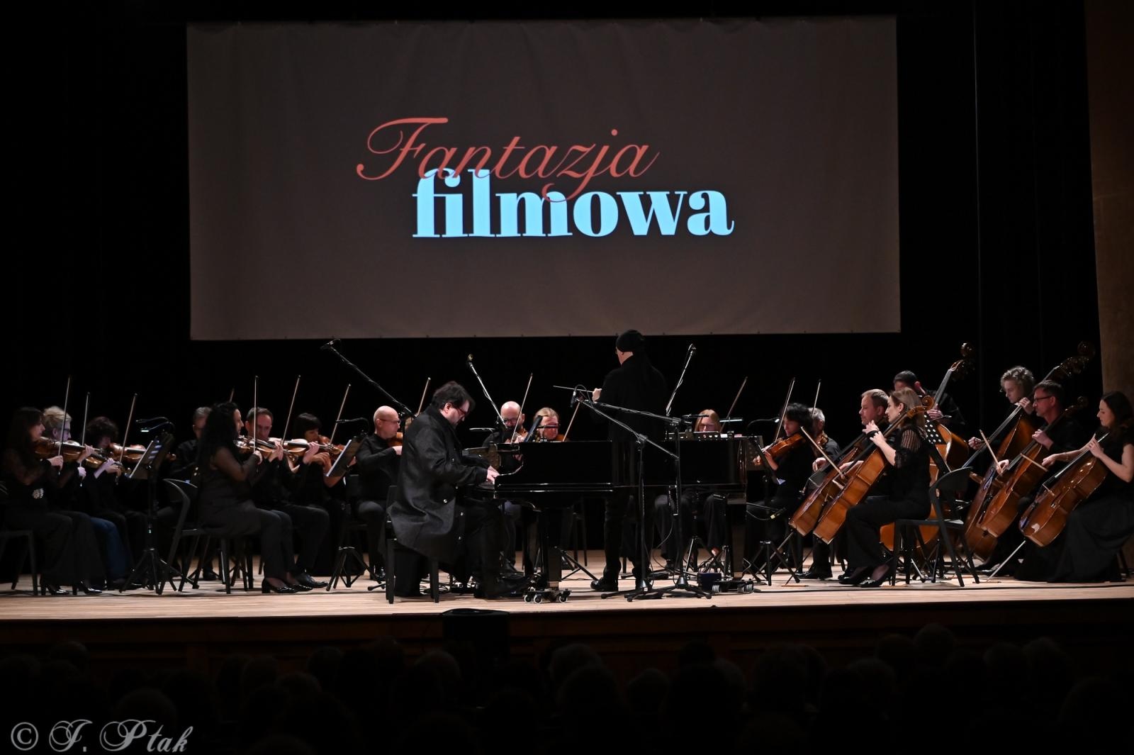 Zdjęcie w galerii na portalu naszraciborz.pl: AUKSO. Fantazja filmowa na deskach RCK w Raciborzu wiadomości z regionu