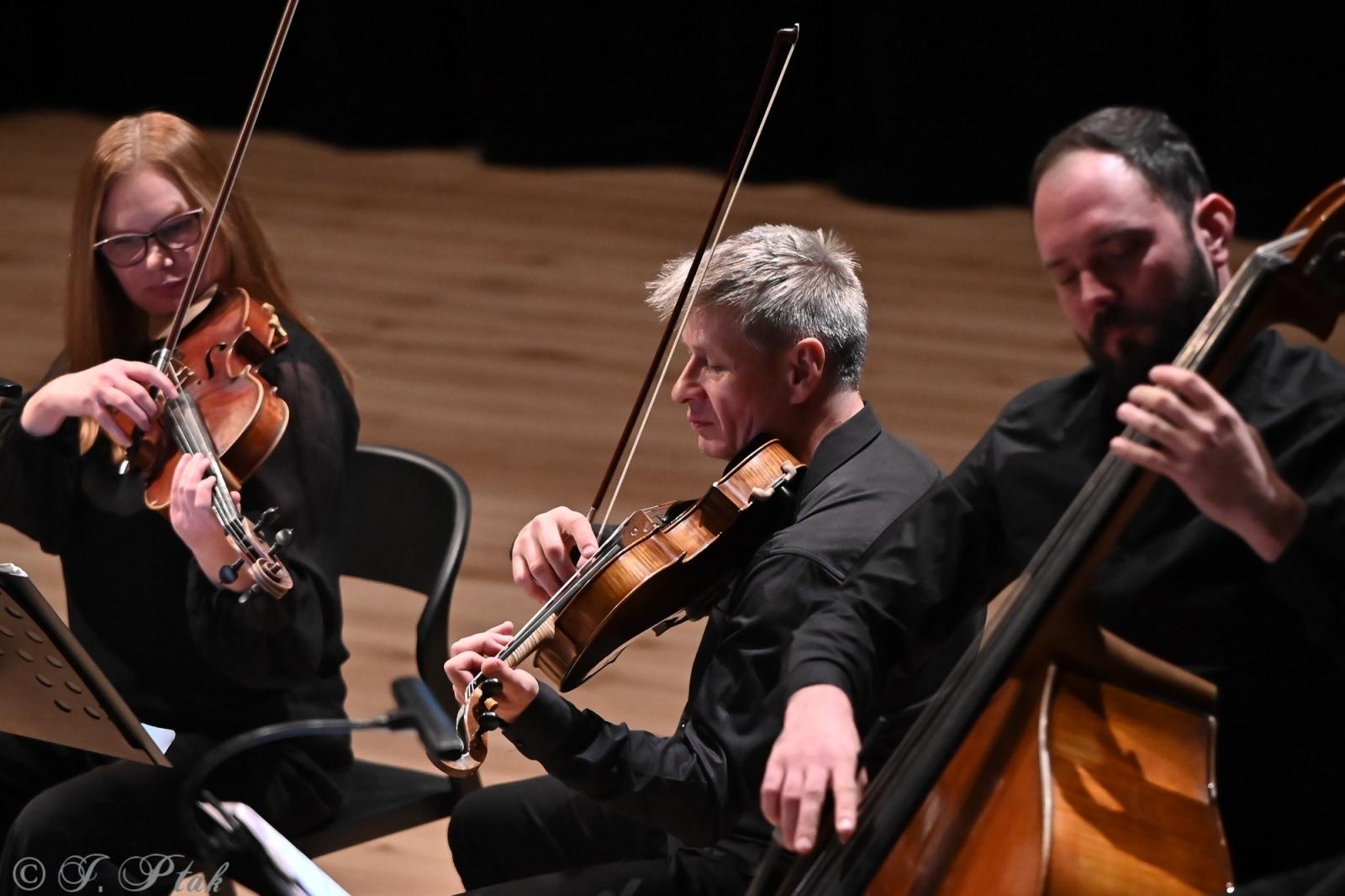 Zdjęcie w galerii na portalu naszraciborz.pl: AUKSO. Fantazja filmowa na deskach RCK w Raciborzu wiadomości z regionu