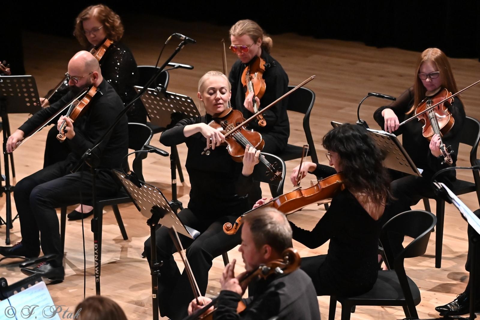 Zdjęcie w galerii na portalu naszraciborz.pl: AUKSO. Fantazja filmowa na deskach RCK w Raciborzu wiadomości z regionu