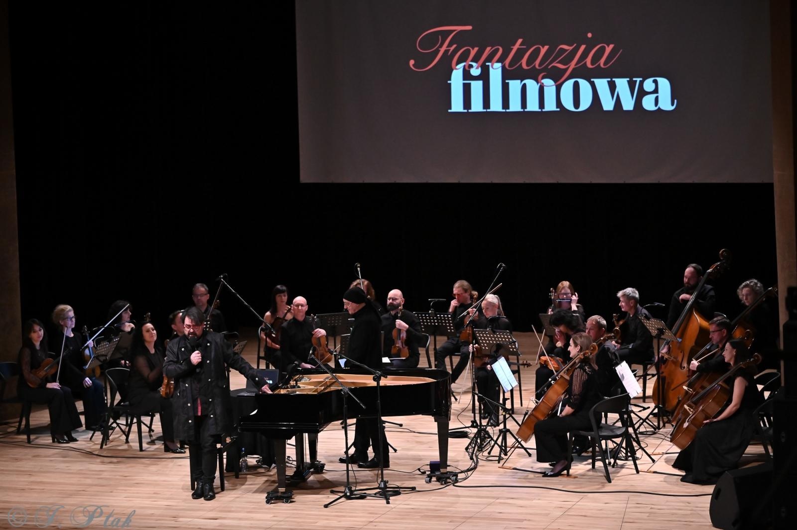 Zdjęcie w galerii na portalu naszraciborz.pl: AUKSO. Fantazja filmowa na deskach RCK w Raciborzu wiadomości z regionu