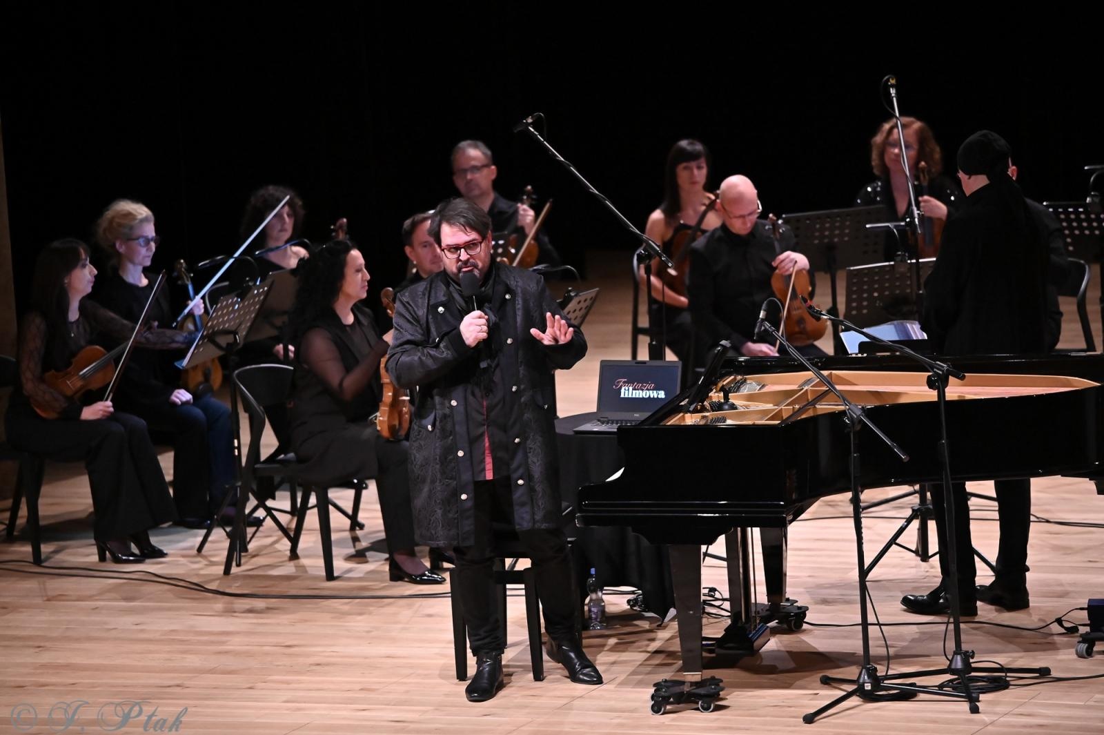 Zdjęcie w galerii na portalu naszraciborz.pl: AUKSO. Fantazja filmowa na deskach RCK w Raciborzu wiadomości z regionu