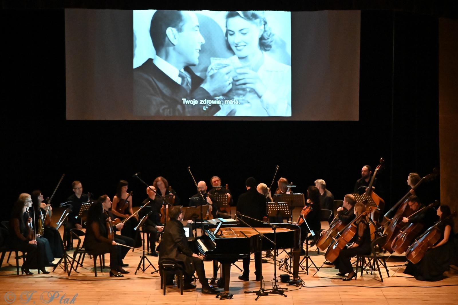 Zdjęcie w galerii na portalu naszraciborz.pl: AUKSO. Fantazja filmowa na deskach RCK w Raciborzu wiadomości z regionu