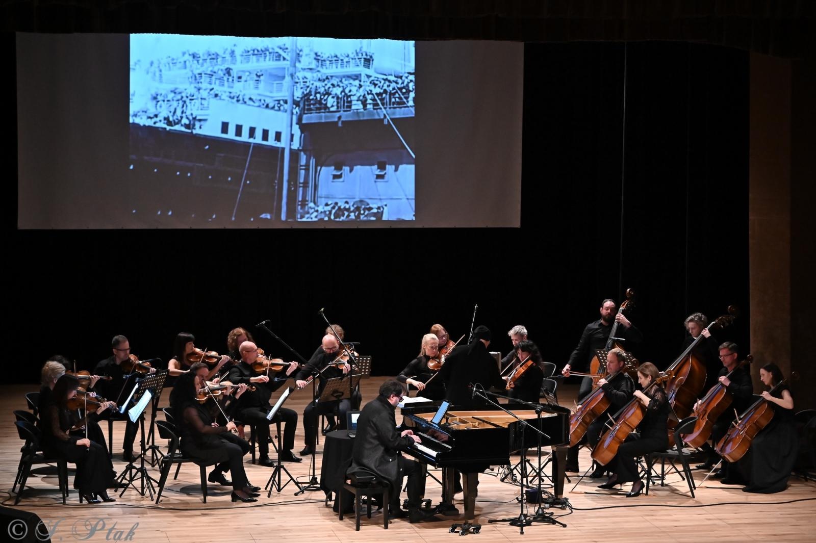 Zdjęcie w galerii na portalu naszraciborz.pl: AUKSO. Fantazja filmowa na deskach RCK w Raciborzu wiadomości z regionu