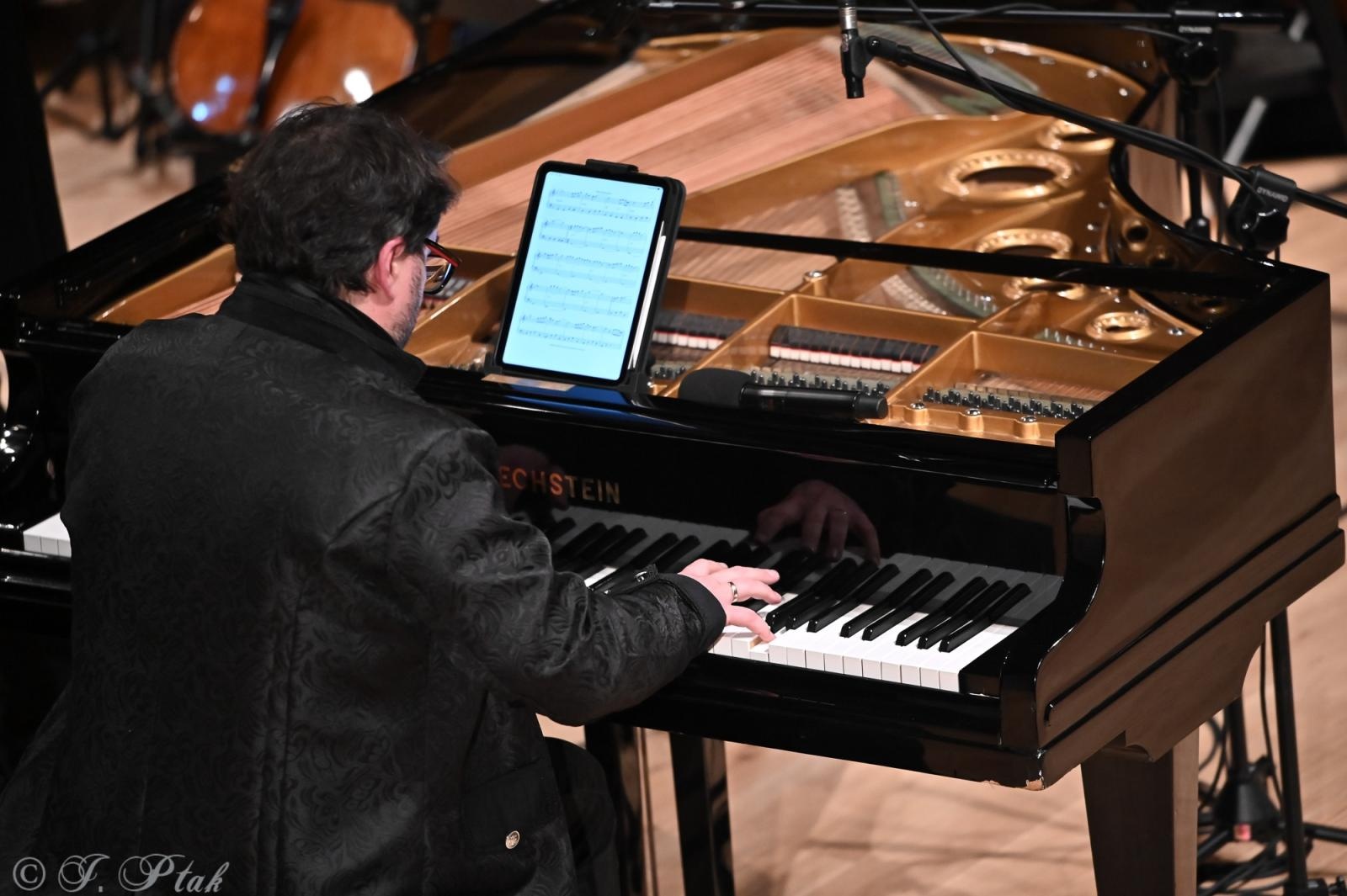 Zdjęcie w galerii na portalu naszraciborz.pl: AUKSO. Fantazja filmowa na deskach RCK w Raciborzu wiadomości z regionu