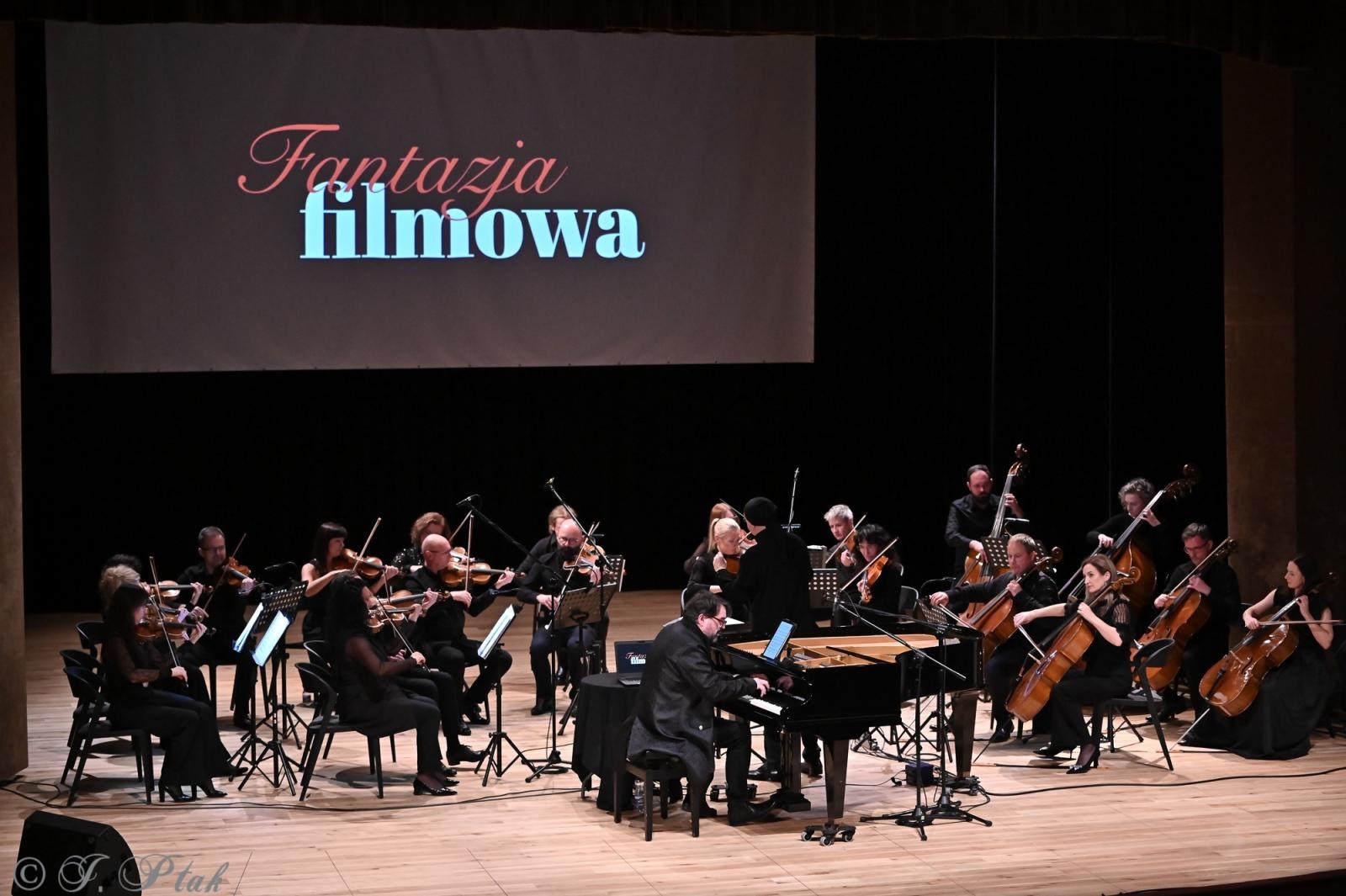 Zdjęcie w galerii na portalu naszraciborz.pl: AUKSO. Fantazja filmowa na deskach RCK w Raciborzu wiadomości z regionu