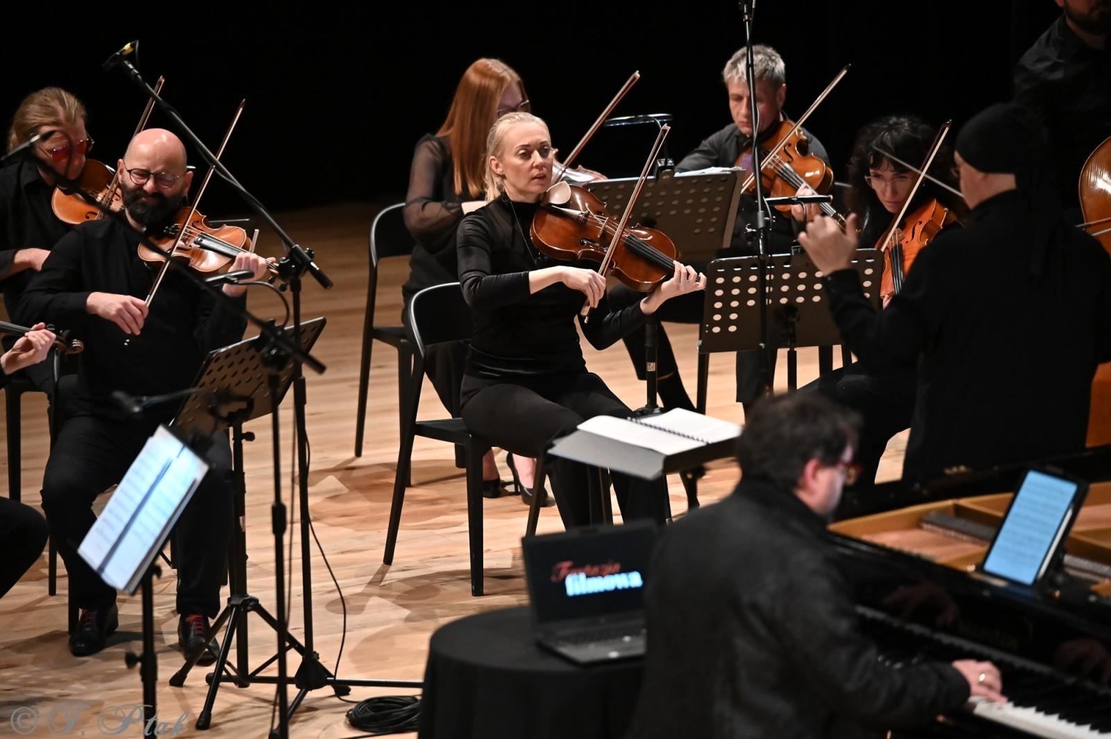 Zdjęcie w galerii na portalu naszraciborz.pl: AUKSO. Fantazja filmowa na deskach RCK w Raciborzu wiadomości z regionu