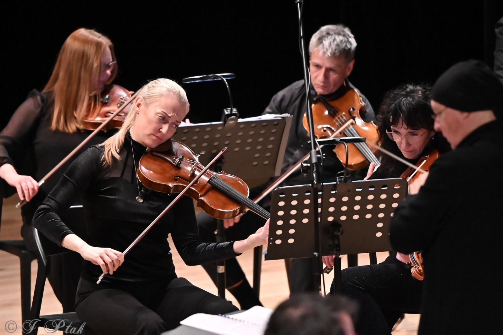 Zdjęcie w galerii na portalu naszraciborz.pl: AUKSO. Fantazja filmowa na deskach RCK w Raciborzu wiadomości z regionu