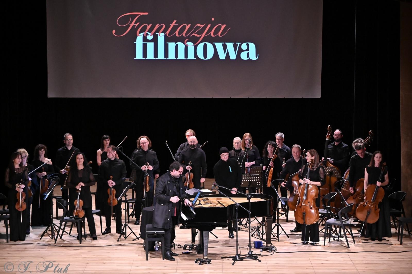 Zdjęcie w galerii na portalu naszraciborz.pl: AUKSO. Fantazja filmowa na deskach RCK w Raciborzu wiadomości z regionu