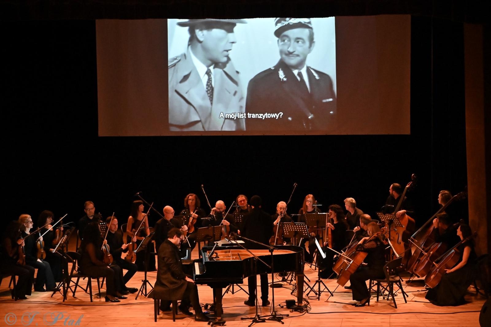 Zdjęcie w galerii na portalu naszraciborz.pl: AUKSO. Fantazja filmowa na deskach RCK w Raciborzu wiadomości z regionu