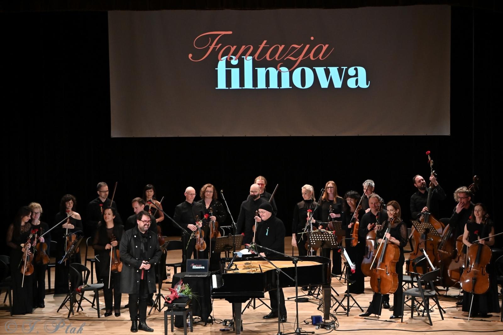 Zdjęcie w galerii na portalu naszraciborz.pl: AUKSO. Fantazja filmowa na deskach RCK w Raciborzu wiadomości z regionu