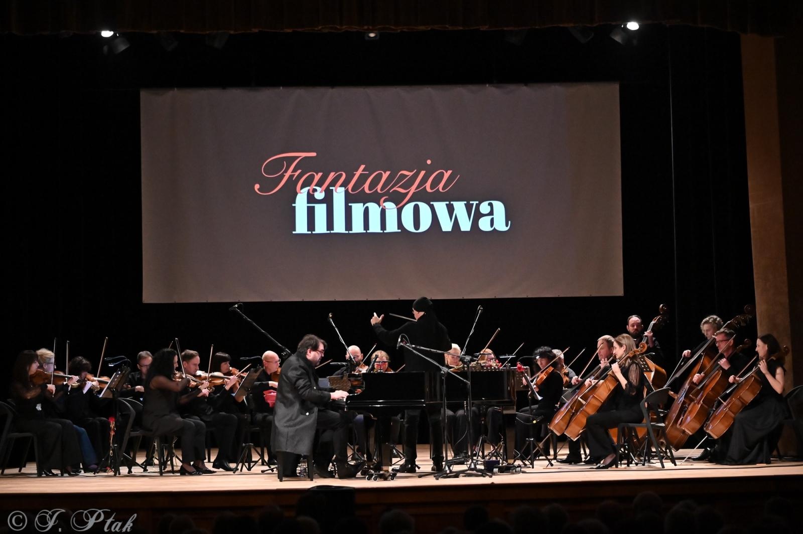 Zdjęcie w galerii na portalu naszraciborz.pl: AUKSO. Fantazja filmowa na deskach RCK w Raciborzu wiadomości z regionu