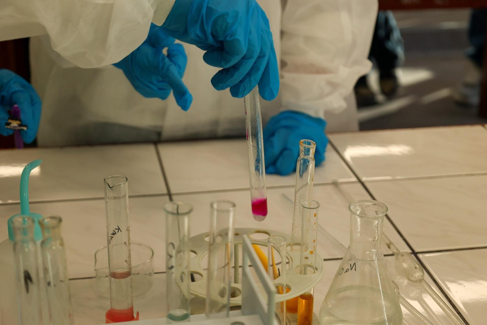 Zdjęcie w galerii na portalu naszraciborz.pl: Laboratorium Dwóch Umysłów - zmagania młodych chemików w ZSO nr 1 wiadomości z regionu