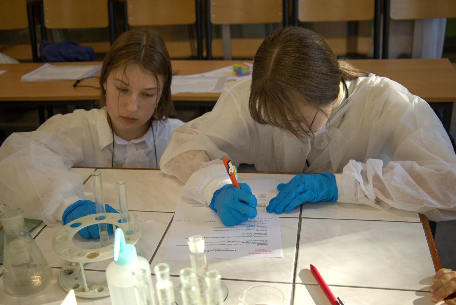 Zdjęcie w galerii na portalu naszraciborz.pl: Laboratorium Dwóch Umysłów - zmagania młodych chemików w ZSO nr 1 wiadomości z regionu