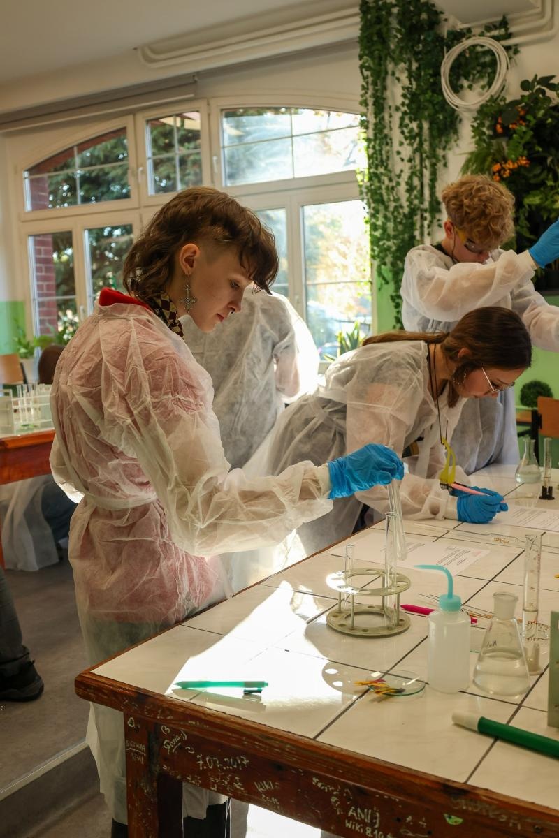 Zdjęcie w galerii na portalu naszraciborz.pl: Laboratorium Dwóch Umysłów - zmagania młodych chemików w ZSO nr 1 wiadomości z regionu