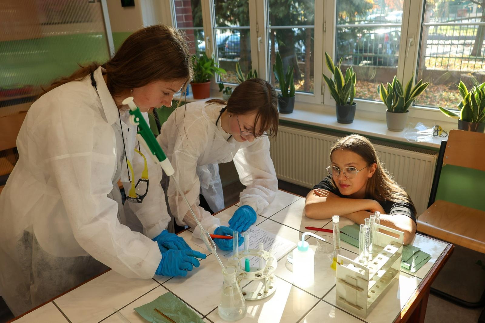 Zdjęcie w galerii na portalu naszraciborz.pl: Laboratorium Dwóch Umysłów - zmagania młodych chemików w ZSO nr 1 wiadomości z regionu