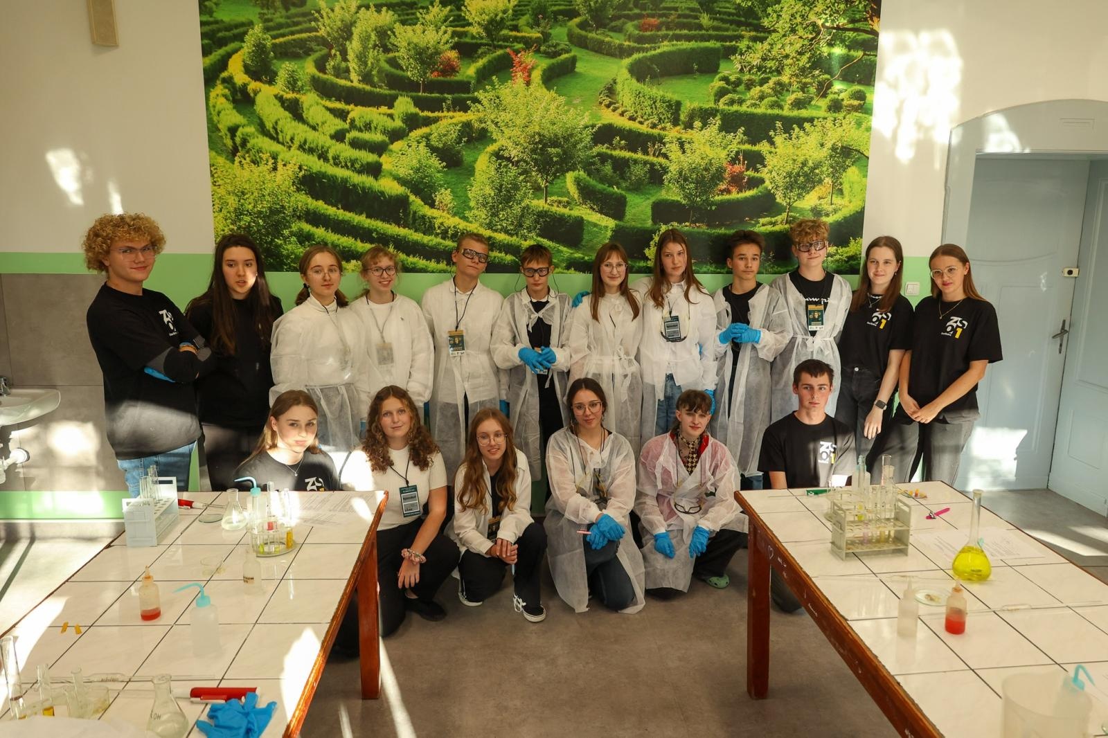 Zdjęcie w galerii na portalu naszraciborz.pl: Laboratorium Dwóch Umysłów - zmagania młodych chemików w ZSO nr 1 wiadomości z regionu