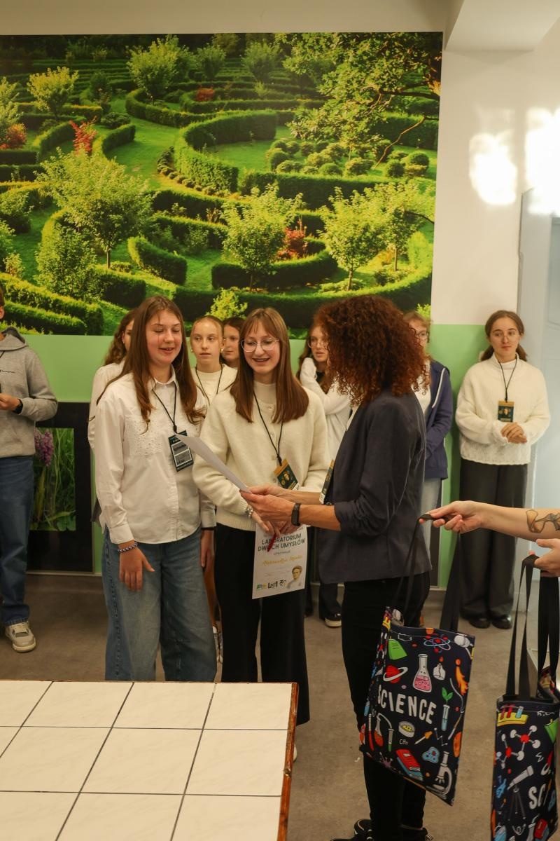 Zdjęcie w galerii na portalu naszraciborz.pl: Laboratorium Dwóch Umysłów - zmagania młodych chemików w ZSO nr 1 wiadomości z regionu