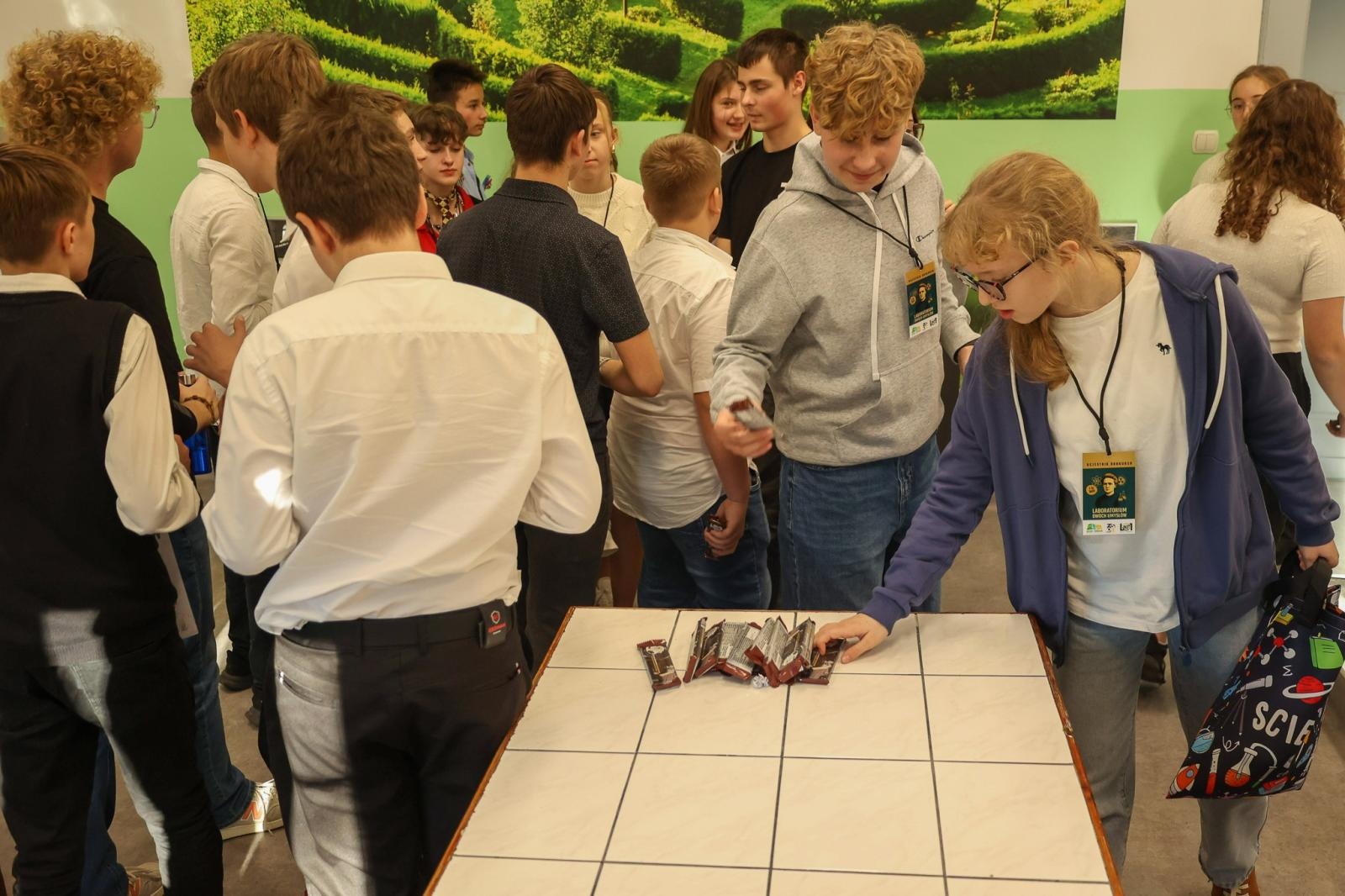 Zdjęcie w galerii na portalu naszraciborz.pl: Laboratorium Dwóch Umysłów - zmagania młodych chemików w ZSO nr 1 wiadomości z regionu