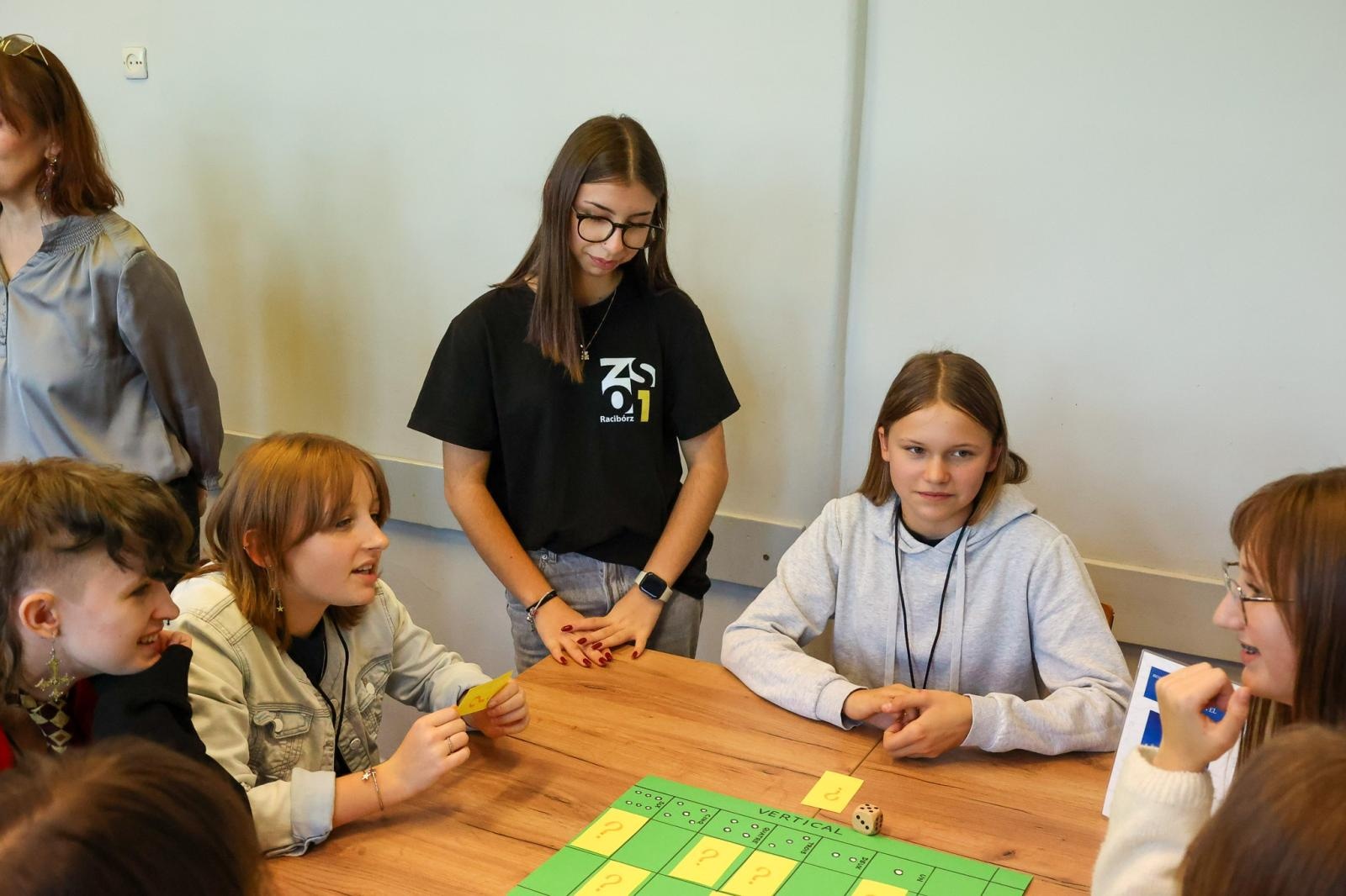 Zdjęcie w galerii na portalu naszraciborz.pl: Laboratorium Dwóch Umysłów - zmagania młodych chemików w ZSO nr 1 wiadomości z regionu