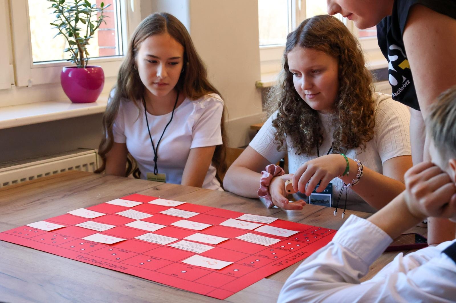 Zdjęcie w galerii na portalu naszraciborz.pl: Laboratorium Dwóch Umysłów - zmagania młodych chemików w ZSO nr 1 wiadomości z regionu