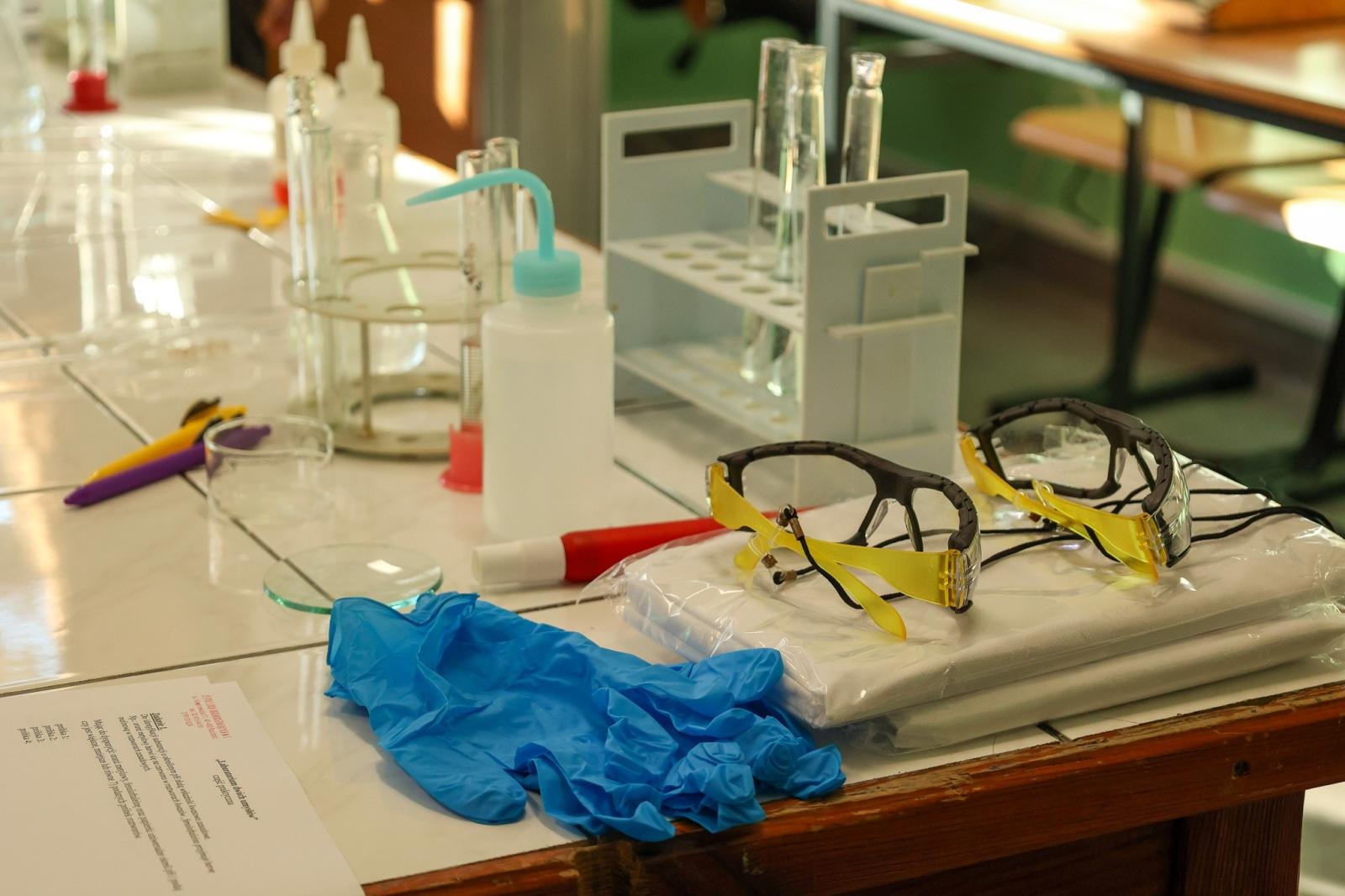 Zdjęcie w galerii na portalu naszraciborz.pl: Laboratorium Dwóch Umysłów - zmagania młodych chemików w ZSO nr 1 wiadomości z regionu