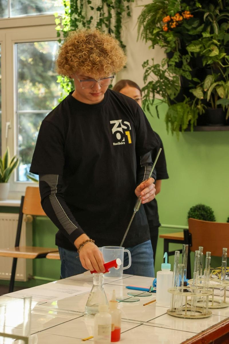 Zdjęcie w galerii na portalu naszraciborz.pl: Laboratorium Dwóch Umysłów - zmagania młodych chemików w ZSO nr 1 wiadomości z regionu