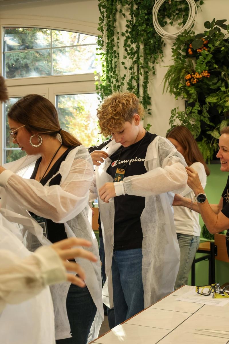 Zdjęcie w galerii na portalu naszraciborz.pl: Laboratorium Dwóch Umysłów - zmagania młodych chemików w ZSO nr 1 wiadomości z regionu