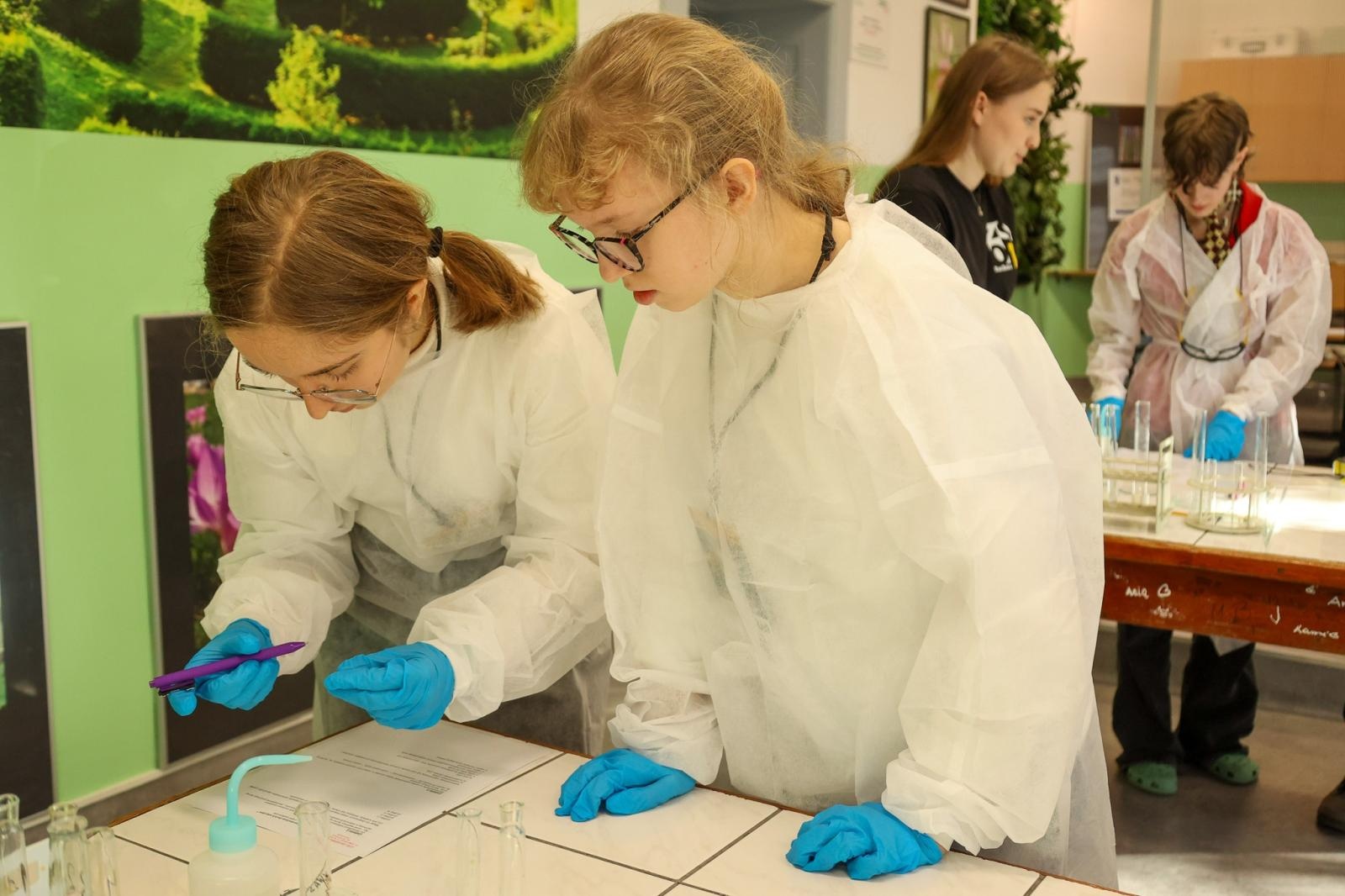 Zdjęcie w galerii na portalu naszraciborz.pl: Laboratorium Dwóch Umysłów - zmagania młodych chemików w ZSO nr 1 wiadomości z regionu