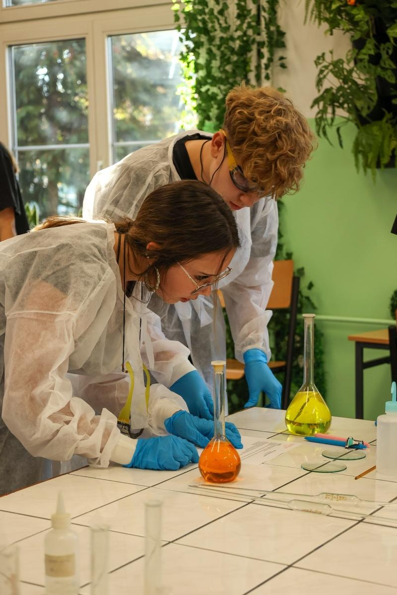 Zdjęcie w galerii na portalu naszraciborz.pl: Laboratorium Dwóch Umysłów - zmagania młodych chemików w ZSO nr 1 wiadomości z regionu