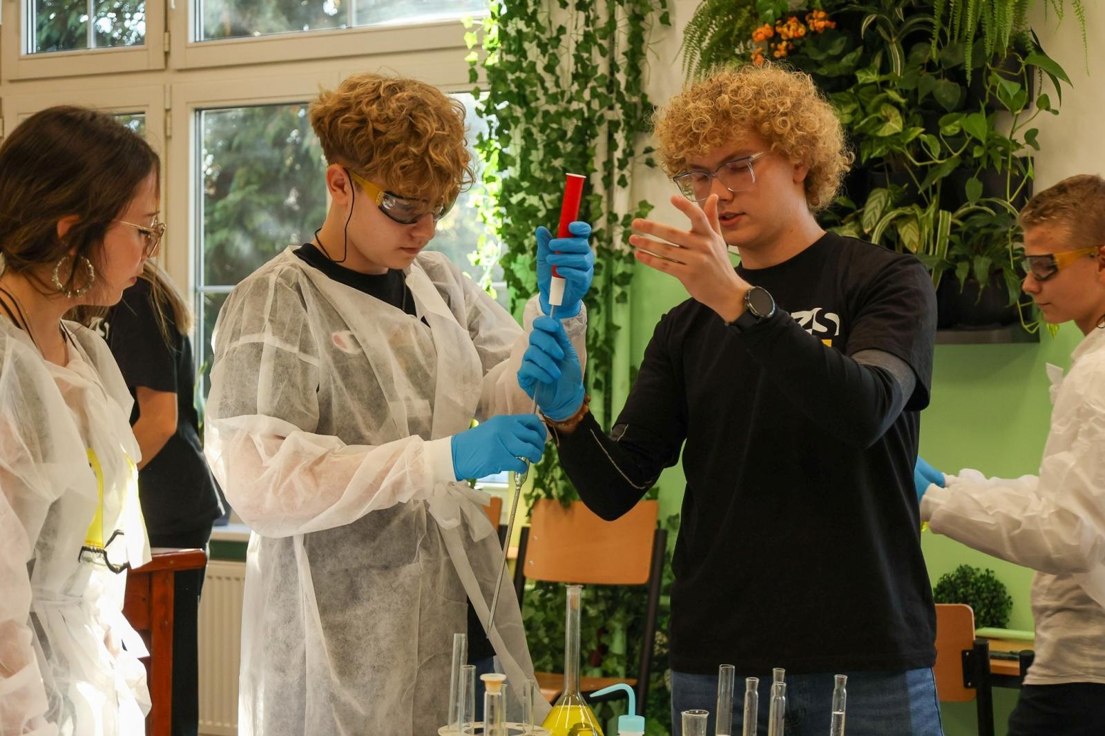 Zdjęcie w galerii na portalu naszraciborz.pl: Laboratorium Dwóch Umysłów - zmagania młodych chemików w ZSO nr 1 wiadomości z regionu