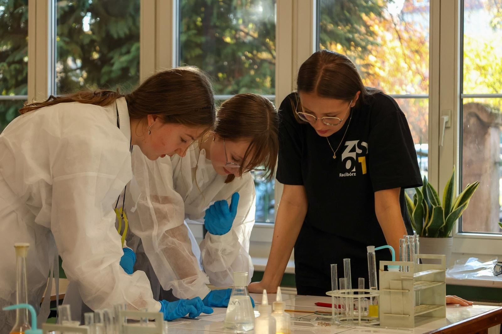 Zdjęcie w galerii na portalu naszraciborz.pl: Laboratorium Dwóch Umysłów - zmagania młodych chemików w ZSO nr 1 wiadomości z regionu