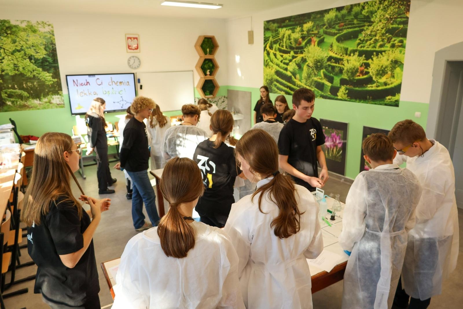 Zdjęcie w galerii na portalu naszraciborz.pl: Laboratorium Dwóch Umysłów - zmagania młodych chemików w ZSO nr 1 wiadomości z regionu