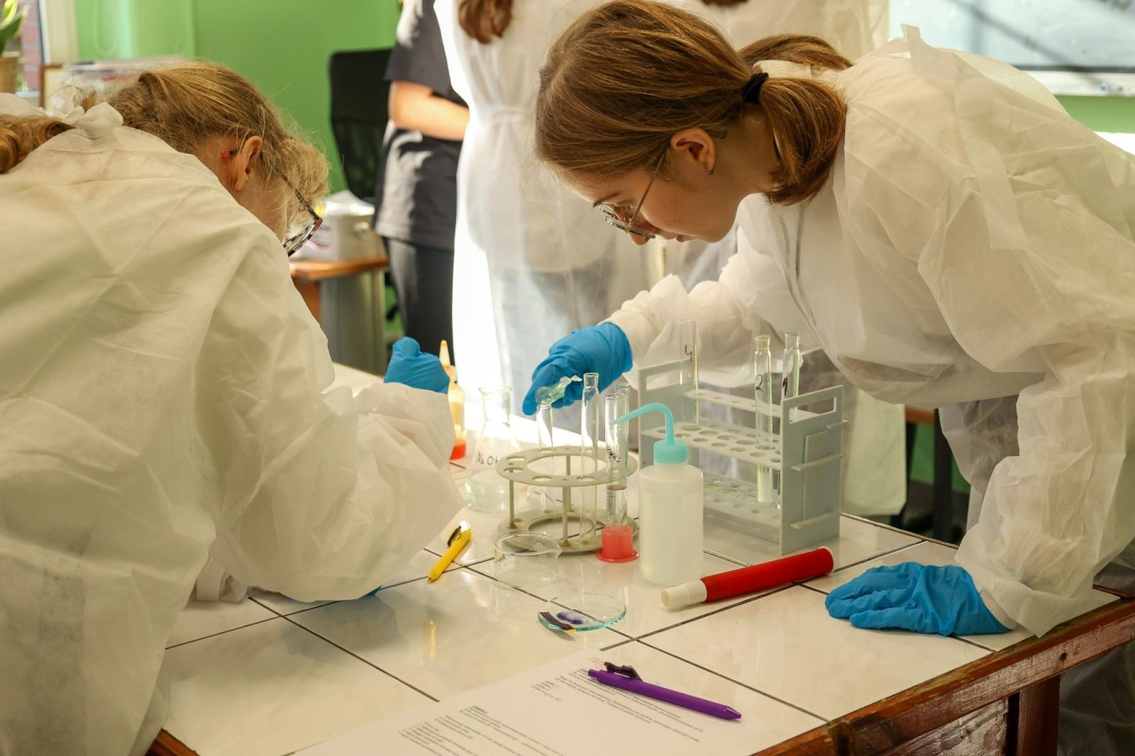 Zdjęcie w galerii na portalu naszraciborz.pl: Laboratorium Dwóch Umysłów - zmagania młodych chemików w ZSO nr 1 wiadomości z regionu