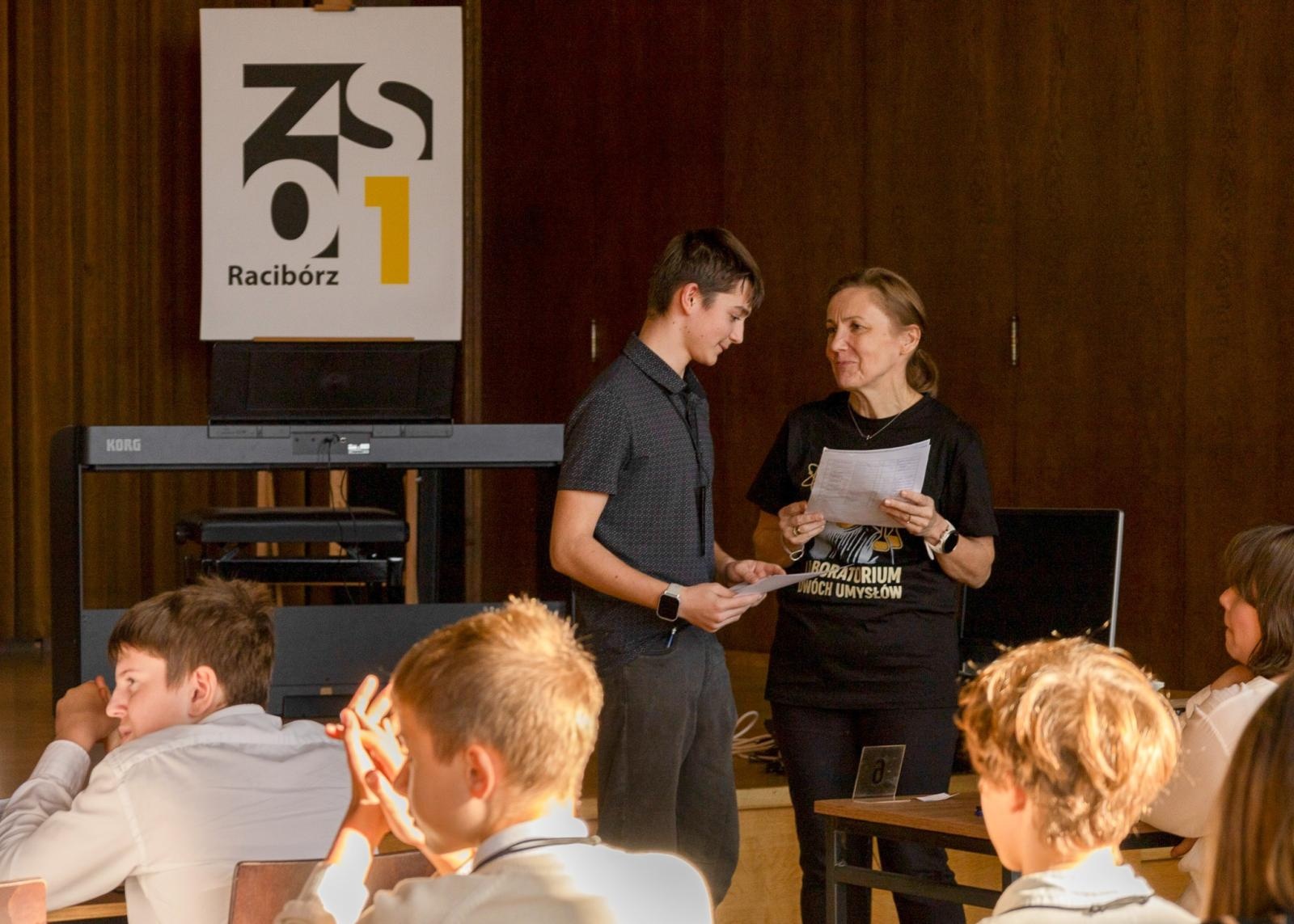 Zdjęcie w galerii na portalu naszraciborz.pl: Laboratorium Dwóch Umysłów - zmagania młodych chemików w ZSO nr 1 wiadomości z regionu