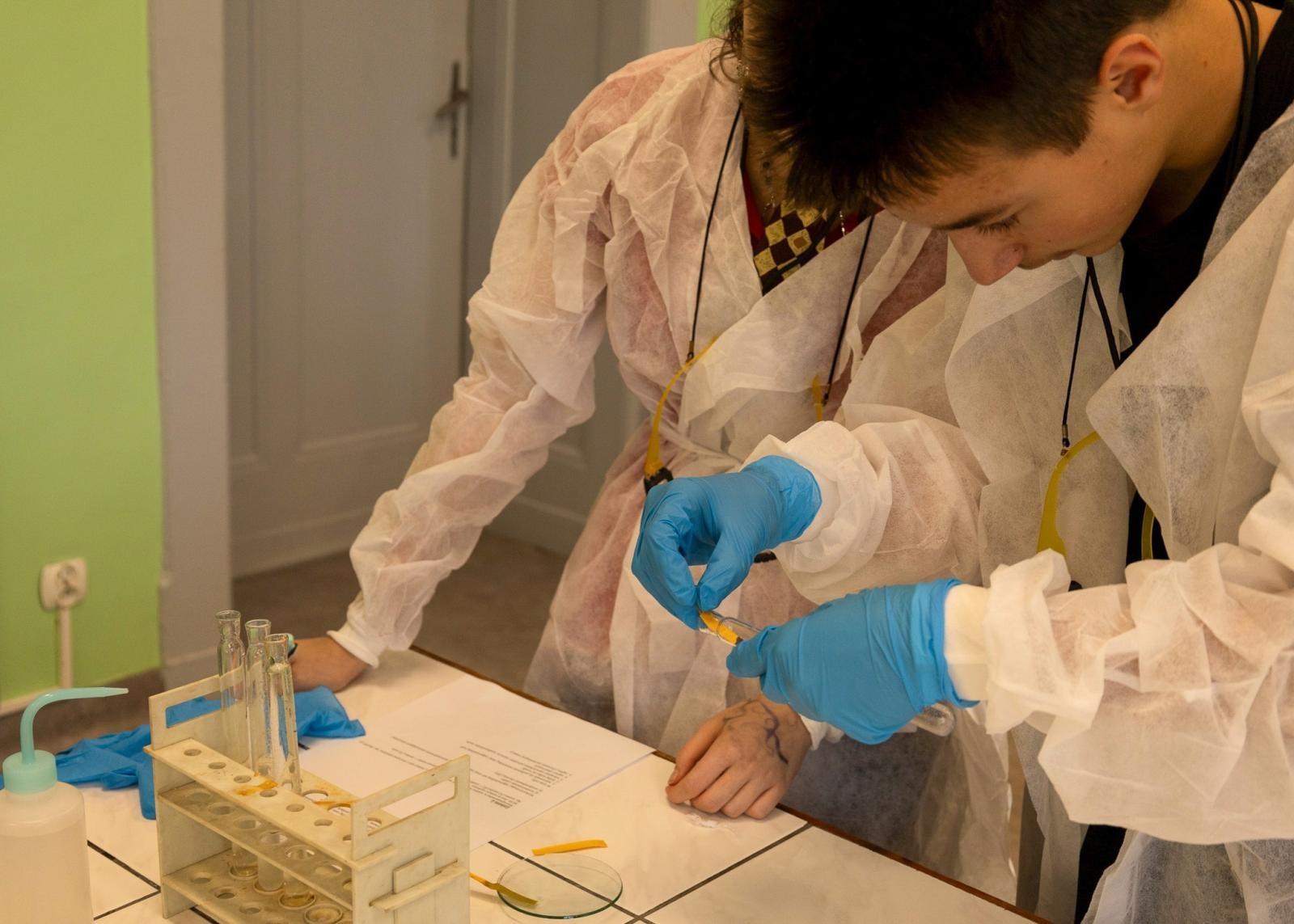 Zdjęcie w galerii na portalu naszraciborz.pl: Laboratorium Dwóch Umysłów - zmagania młodych chemików w ZSO nr 1 wiadomości z regionu